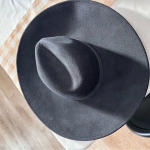 Wide brim black- great quality! Worn once